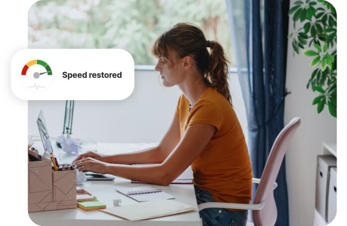 Mujer utilizando su computadora portátil