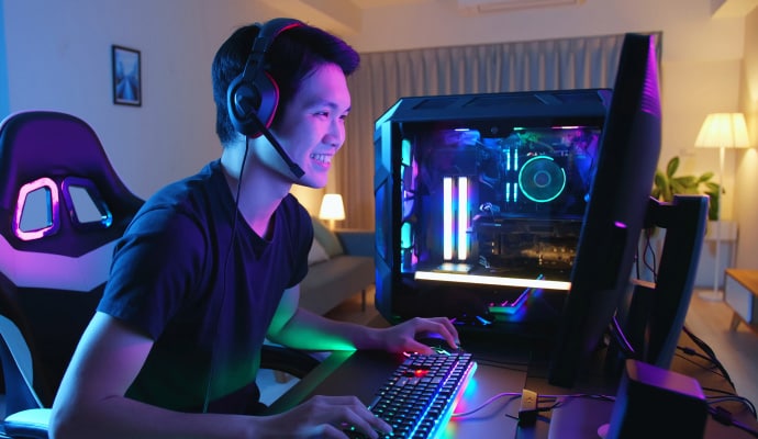 Hombre utilizando una computadora está iniciando Norton 360 for Gamers