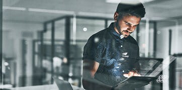 Un hombre usa un dispositivo tablet